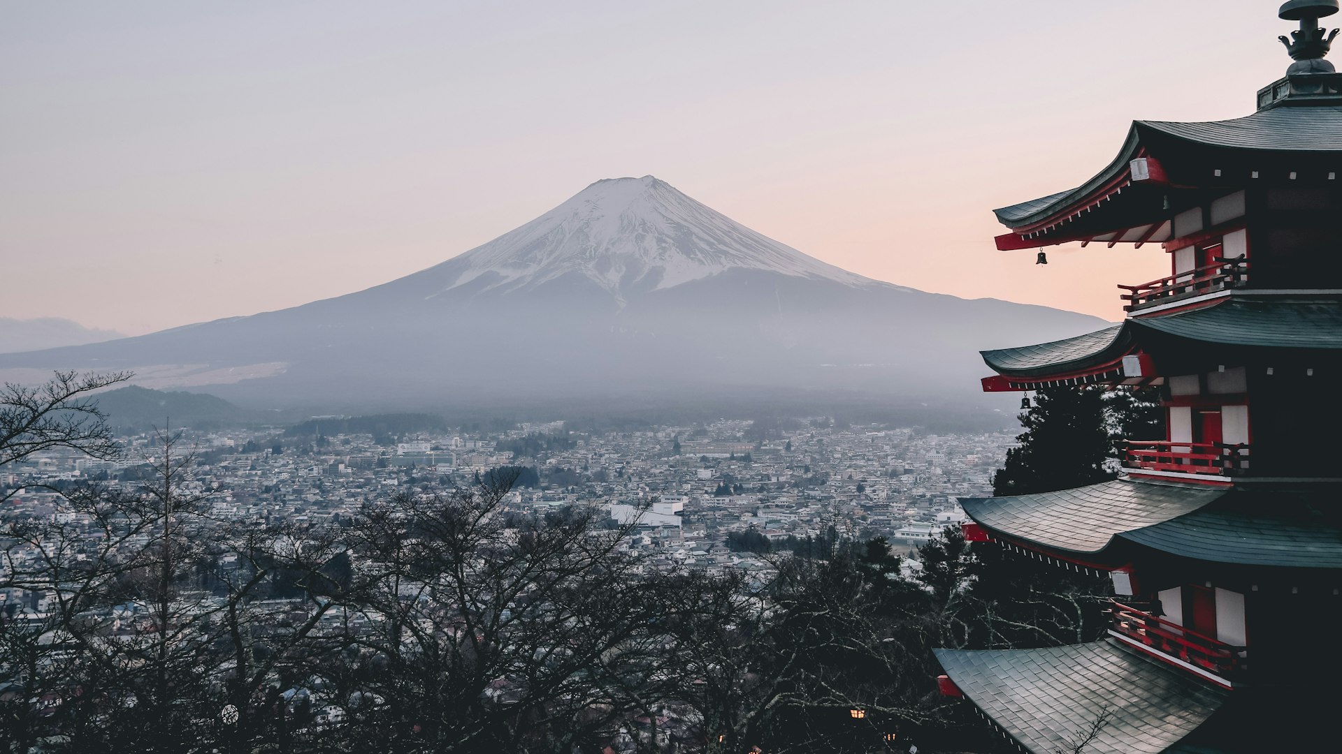 Gün batımında karlı Fuji Dağı ve önünde pagoda