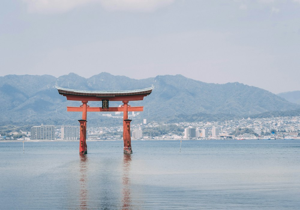 Miyajima'da denizin içinde yükselen kırmızı torii kapısı