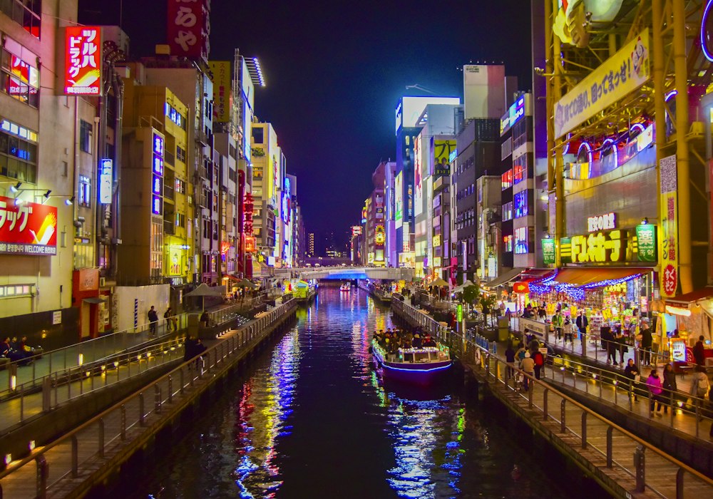 Osaka Dotonbori kanalı boyunca neon tabelalar